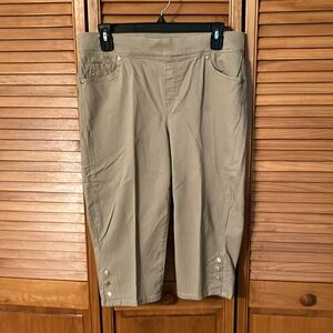 Gloria Vanderbilt pull on capris
